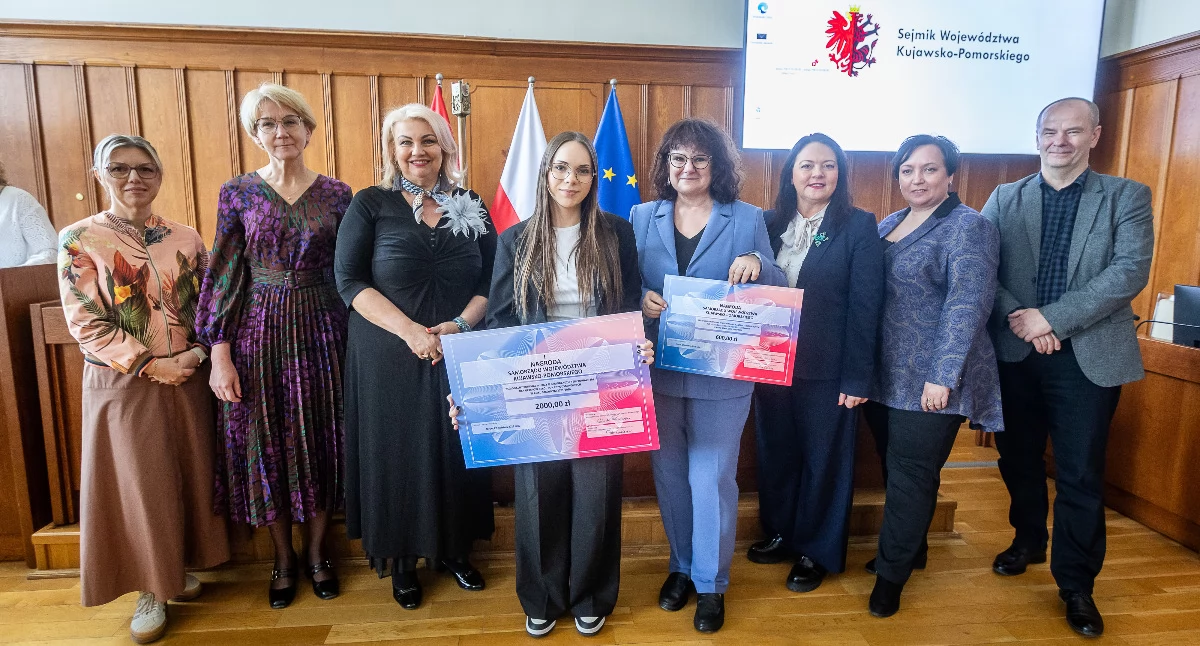W środku Laura Grabowska z opiekunem Joanną Biernacką-Kozerewicz. fot. Szymn Zdziebło