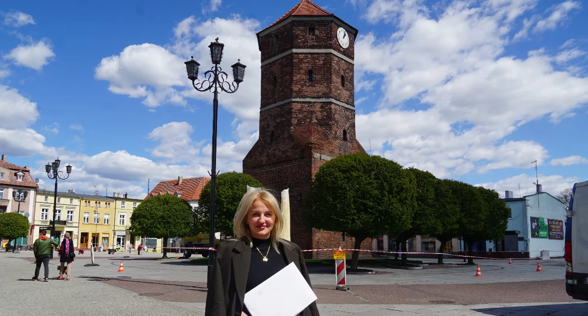 Koperta z opisami Żnina i Pałuk już gotowa do włożenia do kapsuły czasu, która umieszczona zostanie w nowej iglicy na Baszcie fot. Karol Gapiński