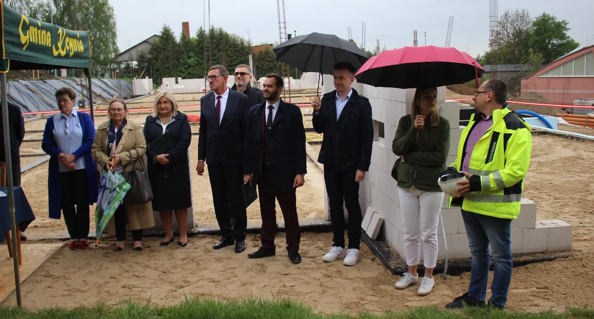 Podczas wmurowania kapsuły czasu obecni byli samorządowcy oraz zaproszeni goście. fot. Cezary Kucharski