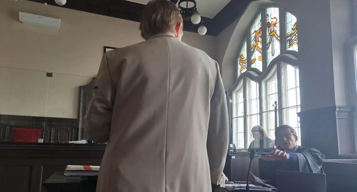 Adwokat Wojciech Mazur zadaje pytania członkini zespołu badającego sprawę oszustw dokonanychw Żninie fot. Karol Gapiński