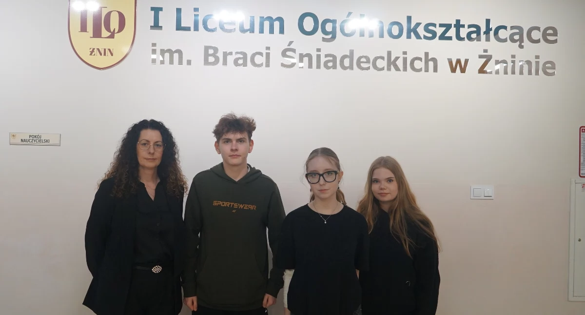 Od lewej stoją Aleksandra Dąbrowska-Pawłowska i uzdolnieni sukcesorzy jej filozoficznych nauk w żnińskim ogólniaku - Filip Kosicki, Brygida Grajek i Maja Gregorczyk fot. Karol Gapiński