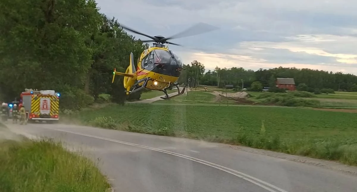Śmigłowiec LPR ląduje na drodze w Brzyskorzystewku by zabrać poszkodowanego motocyklistęfot. OSP Brzyskorzystewko