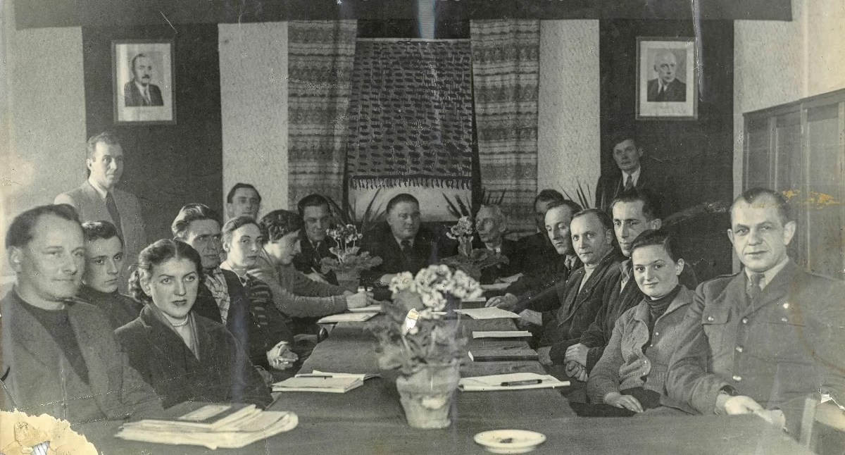 Posiedzenie w Centrali Mięsnej w dawnej Wernerówce, 1955 r. Na zdjęciu udało się zidentyfikować Rychłowskiego, Jana Ducha, Stanisława Starczewskiego, Stanisława Przybylaka, Drewsa, Stefana Kowalika, Jerzego Płażewskiego i Marię Nykę. fot. z archiwum Ireny Starczewskiej