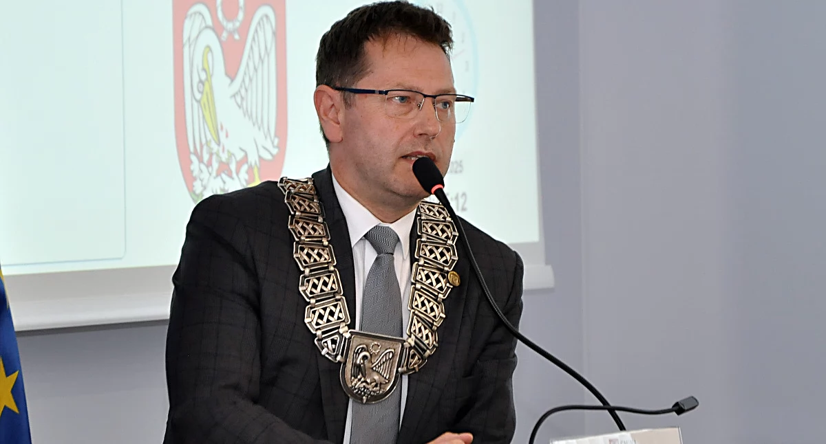 Życie miast i wsi • , Burmistrz Szubina Mariusz Piotrkowski wotum zaufania absolutorium budżetowe jeden głos sprzeciwu - zdjęcie, fotografia