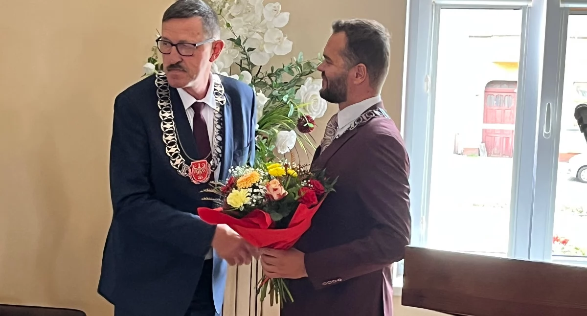 Polityka, podatki, decyzje • , Burmistrz Mateusz Stachowiak otrzymał wotum zaufania absolutorium budżetowe sprzeciwie trzech radnych - zdjęcie, fotografia