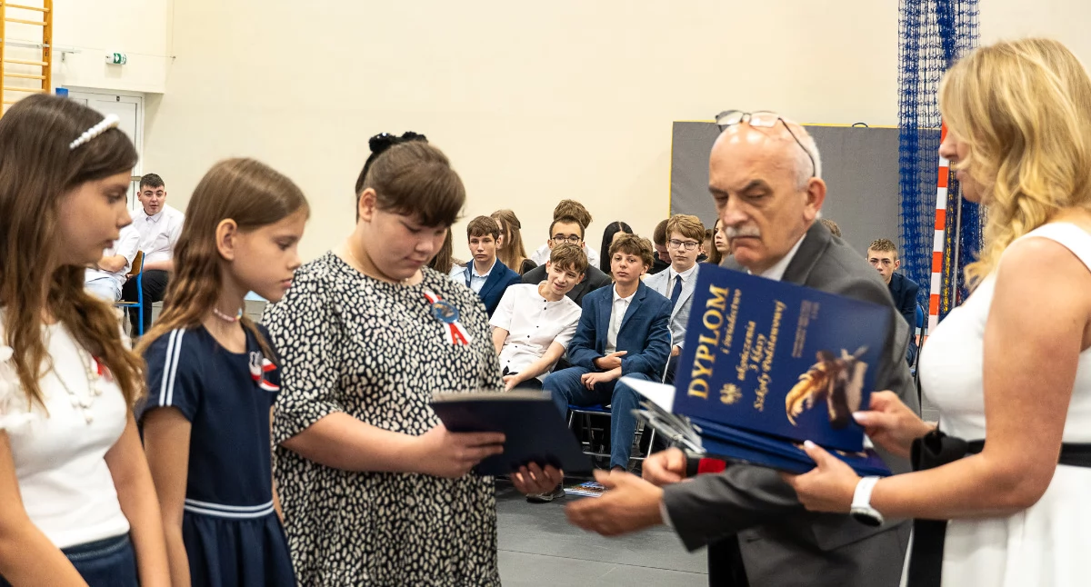 Szkoły, przedszkola, nauka • , Pierwsza część galerii uporządkowanych zdjęć zakończenia ósmych Żninie - zdjęcie, fotografia