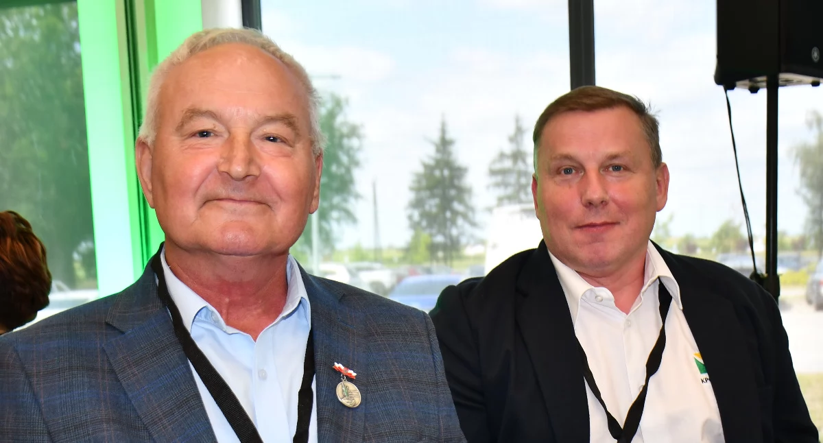 Kazimierz Rychlewski tuż po odebraniu odznaki Zasłużony dla Rolnictwa w towarzystwie Mirosława Spochacza, kierownika żnińskiego Biura Powiatowego Ośrodka Doradztwa Rolniczego w Minikowie, które wystąpiło z wnioskiem o nadanie odznaczenia fot. Magdalena Kruszka