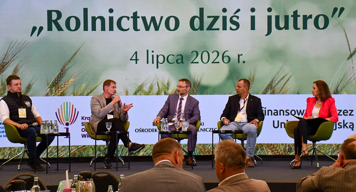 Rolnictwo dziś i jutro - Rolnictwo odporne na kryzysy to temat debaty, jaka towarzyszyłą tegorocznym targom w Minikowie. Jako jeden z panelistów wziął w niej udział rolnik ze Słębowa Marcin Bereźnicki (na zdjęciu drugi z prawej). Dyskutowano na temat optymalizacji zarządzania poprzez precyzyjne technologie, rolnictwo regeneratywne i niezależność energetyczną. fot. Magdalena Kruszka