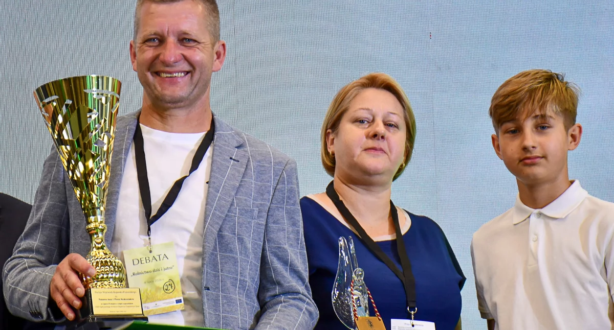 Anna i Piotr Krakowiakowie z synem Adamem tuż po odebraniu pucharu fot. Magdalena Kruszka