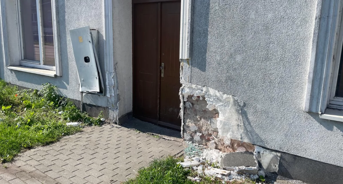  Paczkomat stał po prawej stronie wejścia, został przepchnięty w stronę skrzynki licznika gazowego, wyrywając po drodze nieco izolacji i tynku, fot. Dominik Księski 