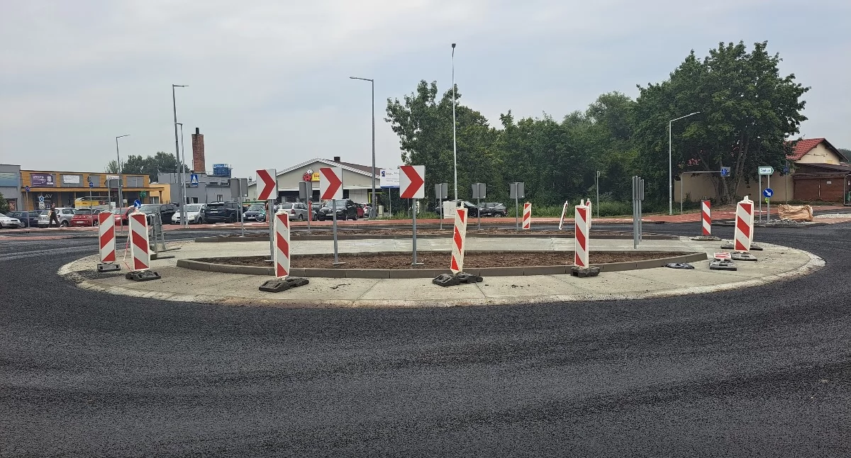 Drogi, kolej, komunikacja • , Przejechać rondem Barcinie można - zdjęcie, fotografia