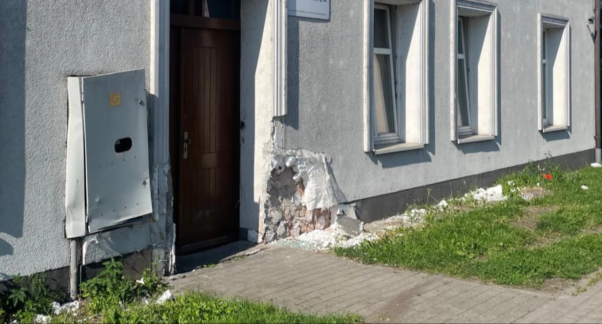 Wypadki drogowe • , Badania zawartość alkoholu policjanta który przestawił paczkomat trwają - zdjęcie, fotografia