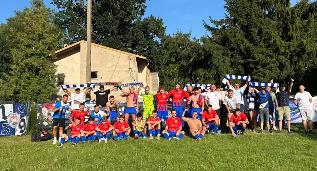 Piłka nożna • , okręgowych pucharowych zmaganiach przegrał tylko Snajper Rogowo - zdjęcie, fotografia