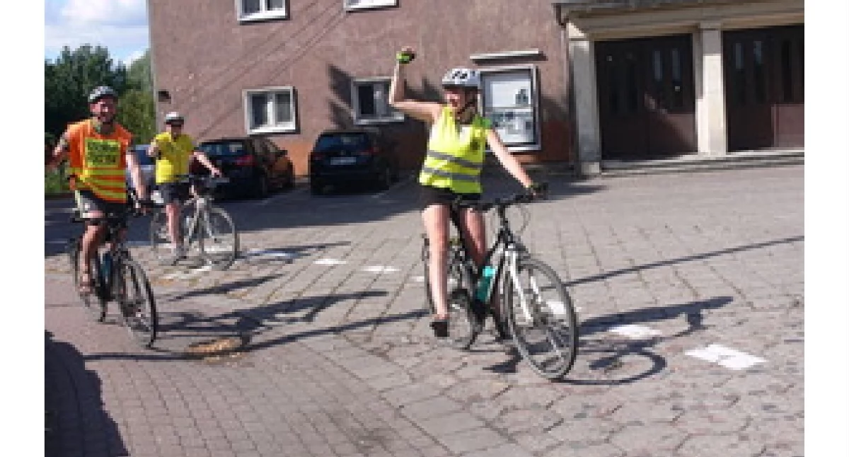 Rowerzyści opuszczają Żnin, fot. Grzegorz Berdysz