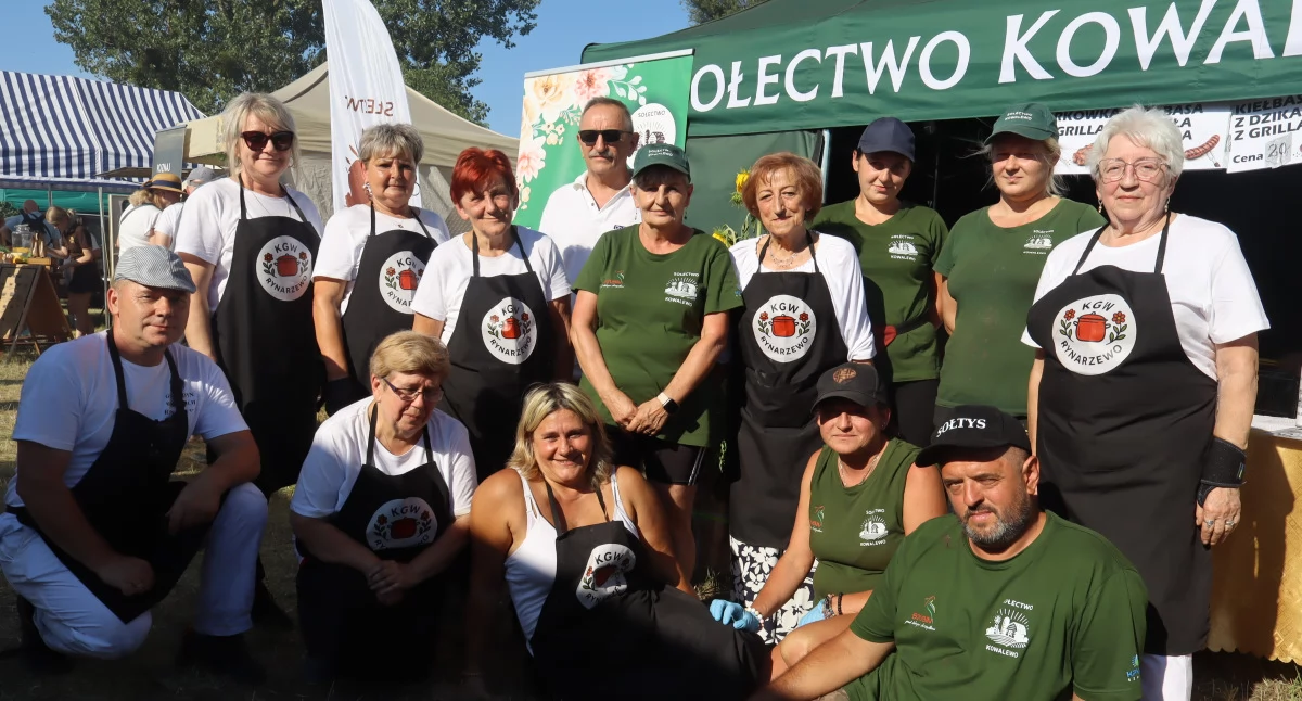 O podniebienia gości Van Gogh Festivalu zadbali m.in. przedstawiciele  KGW Rynarzewo i Sołectwa Kowalewo fot. Karol Gapiński
