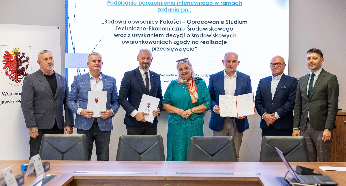 Urzędowe zdjęcie zrobione podczas podpisywania uzgodnionych dokumentów o współpracy między województwem, powiatem i gminą, fot. Szymon Zdziebło (materiał przesłany przez Biuro prasowe UM w Toruniu)