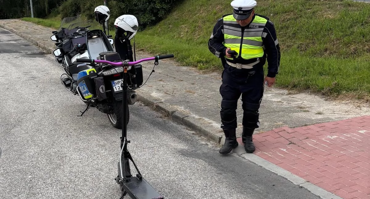 Drogi, kolej, komunikacja • , Policjanci ujawnili wykroczenia rowerzystów hulajnogach - zdjęcie, fotografia