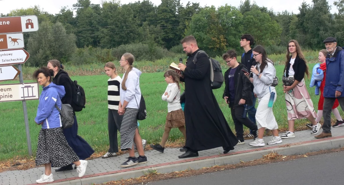 Pielgrzymka pod duchową opieką ks. kleryka Bartłomieja Dyrka zbliża się do kościoła