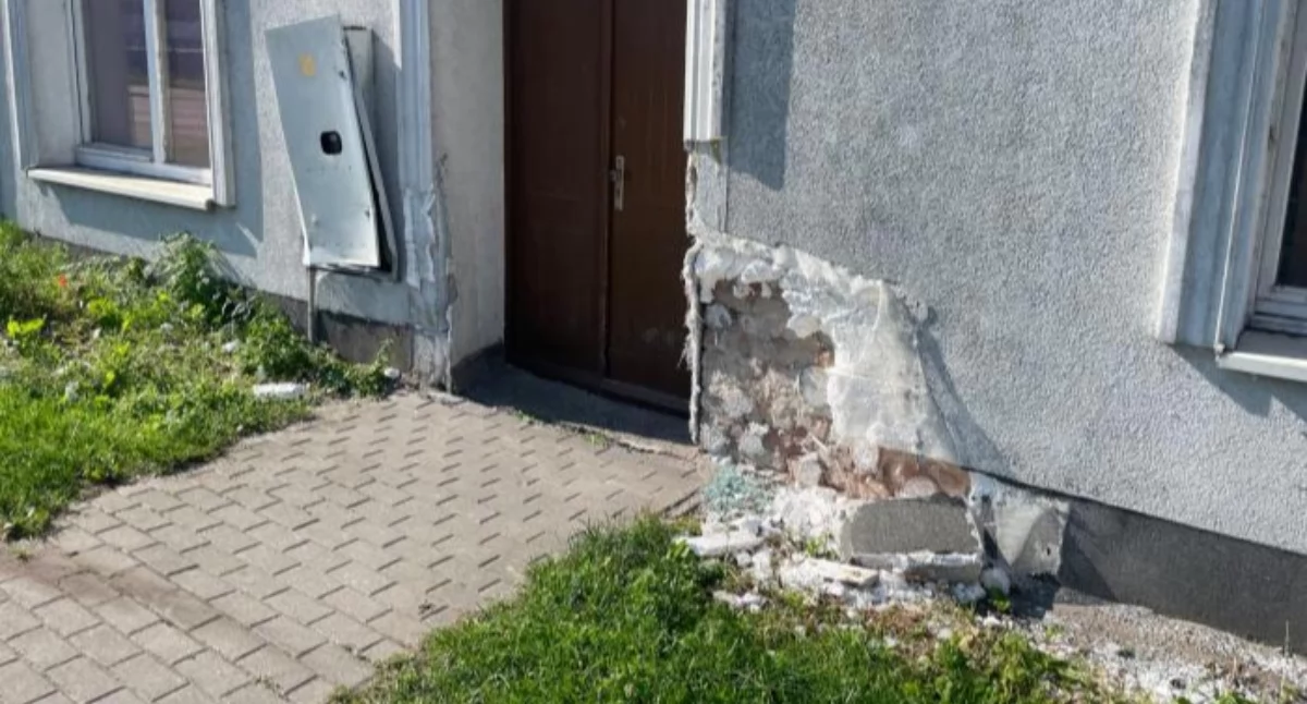 Zdjęcie z lipca, wykonane kilka dni po wypadku, już po usunięciu paczkomatu. fot. Dominik Księski 