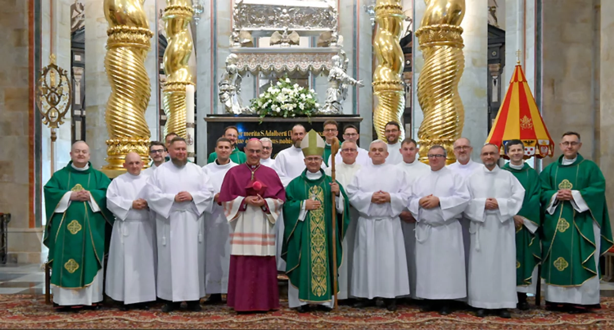 Kandydaci na diakonów stałych na zdjęciu z hierarchami Kościoła fot. Archidiecezja Gnieźnieńska; zdjęcia w galerii fot z archiwum Marka Łanieckiego