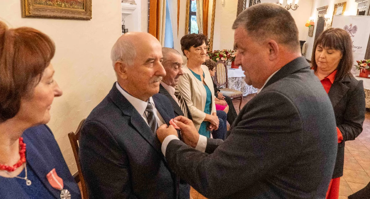 Jubileusze • , Wójt żaden medal pracuje długo Rogowie wręczono medale parom które brały ślub - zdjęcie, fotografia
