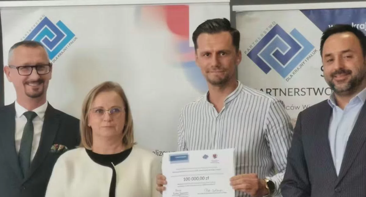 Prezesn Artur Frydrych odebrała grant. fot. arch. Orzeł Kcynia