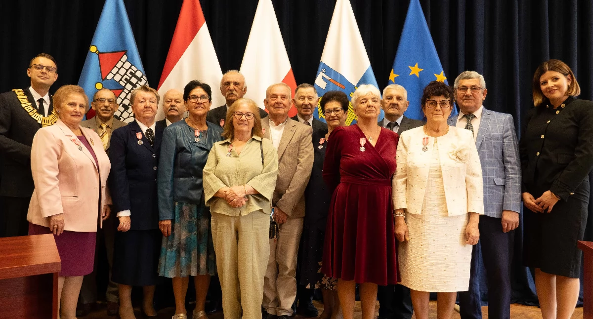Jubileusze • , trzymać urazy! Siedem gminy Żnin otrzymało medale Długoletnie Pożycie Małżeńskie - zdjęcie, fotografia