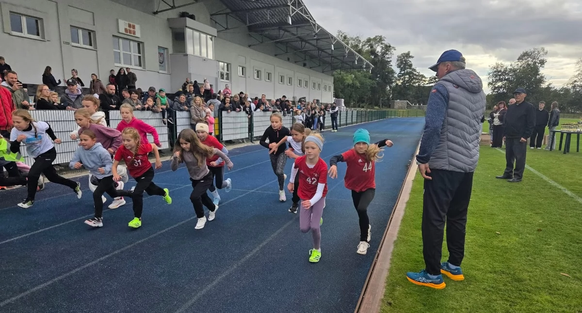 Lekkoatletyka • , Jerzy Rzeszut Dominik Zakowicz otrzymali puchary odpowiednio najstarszego najmłodszego uczestnika biegu papieża Polaka - zdjęcie, fotografia