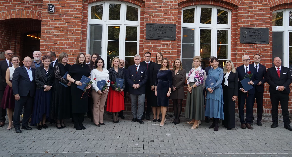 Szkoły, przedszkola, nauka • , Burmistrz Żnina nagrodził nauczycieli Dyrektor jedynki nagrodą kuratora! (zdjęcia) - zdjęcie, fotografia