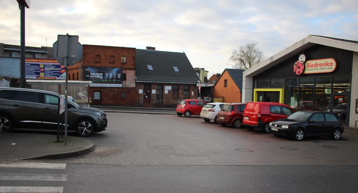 Miejsc parkingowych przy Biedronce jest mało. fot. arch. Cezary Kucharski