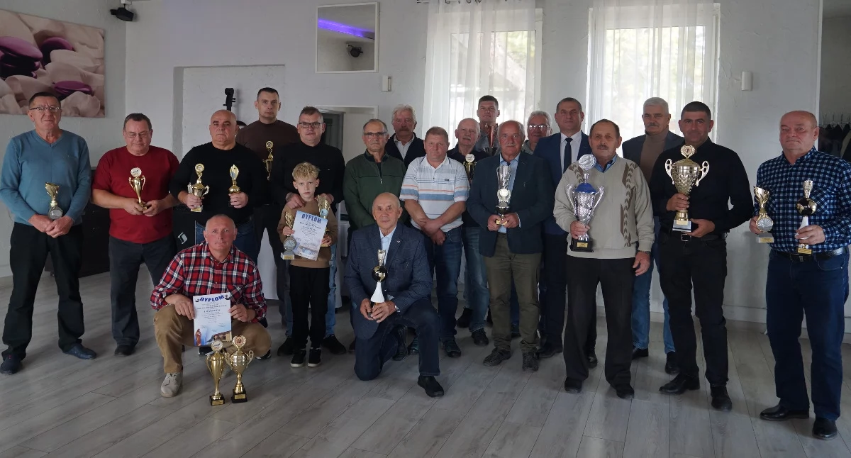 Najlepsi hodowcy Sekcji Barcin za rok 2026. Do tego zdjęcia pozowali tylko z pojedynczymi pucharami, bo ich kolekcjonerom w róznych kategoriach, po prostu brakowało rąk do trzymania trofeów.fot. Karol Gapiński