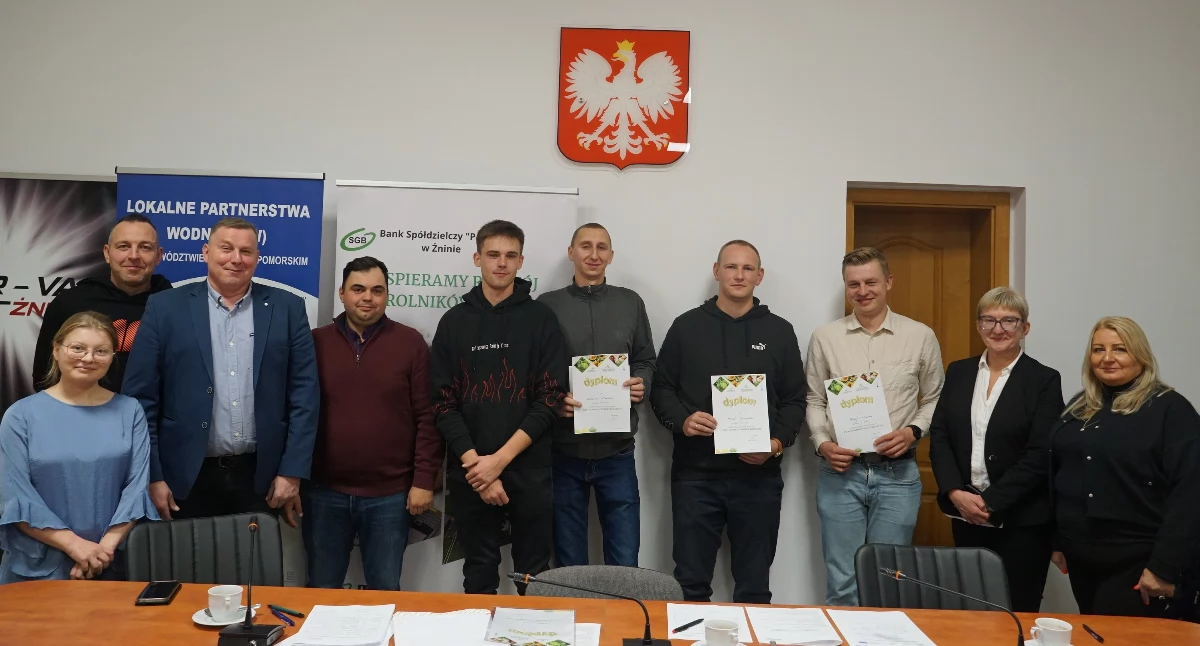 Uczestnicy eliminacji powiatowych XXXVI Olimpiady Rolniczej na zdjęciu z jurorami fot. Karol Gapiński 
