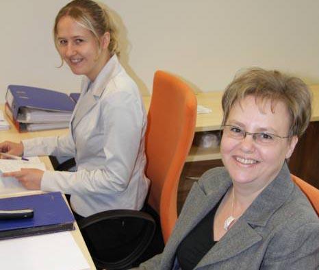Aurelia Nykiel i Danuta Kamińska uśmiechnięte czekają na kolejnego petenta fot. Remigiusz Konieczka