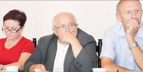 Radni w nowym projekcie uchwały nie widzą już miejsca na piwo na szkolnym boisku, od lewej: Grażyna Szafrańska, Marek Tarnowski, Jan Linette fot. Sylwia Wysocka