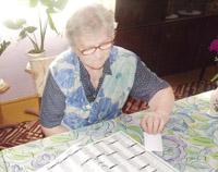 Helena Cabała pokazuje w książce telefonicznej numery z Jeżewa w gminie Łabiszyn wymieszane z numerami z innego Jeżewa. Jej numeru nie ma w książce. fot. Bartosz Woźniak