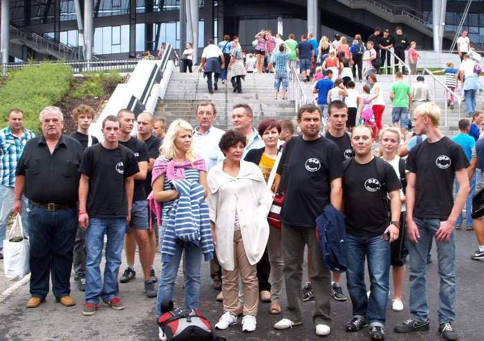 Grupa strażaków z Gąsawy wraz z rodzinami przed stadionem Narodowym w Warszawie z okazji jubileuszu 20-lecia powołania Państwowej Straży Pożarnej oraz XIII Zjazdu Krajowego Związku Ochotniczych Straży Pożarnych RP fot. Mariusz Kazik