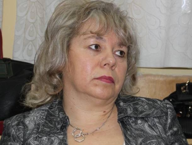 Dyrektor przedszkola Maria Kłosin z uwagą przysłuchiwała się opinii Rady w sprawie skargi złożonej na nią i jej pracowników. Od samego początku zapewniała, że z dystrybucją podręczników w przedszkolu nie mają nic wspólnego, a zarzuty zawarte w skardze są wymyślone i wymierzone w dobre imię przedszkola i jego pracowników. fot. Sylwia Wysocka