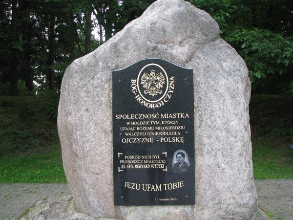 Przy zejściu ulic Słupskiej i Gen. Józefa Wybickiego mieszkańcy Miastka ufundowali księdzu generałowi Bernardowi Wituckiemu pomnik, przy którym odbywają się ważne uroczystości państwowe i kościelne fot. Barbara Filipiak