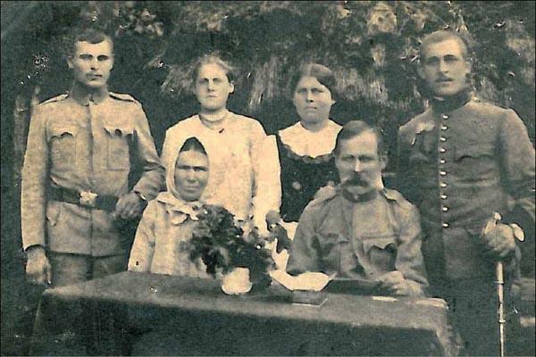 W czasie wojny powszechnej (tak nazywano I wojnę światową w czasie, gdy ona trwała) rodzina Lisów: siedzą przy stole Zofia Lis i jej mąż Ludwik, stoją od lewej: Jan Lis, Rozalia Lis (za kilka lat żona Jana Wildhirta), jej siostra Zofia i brat Walenty fot. z archiwum Janiny Drążek