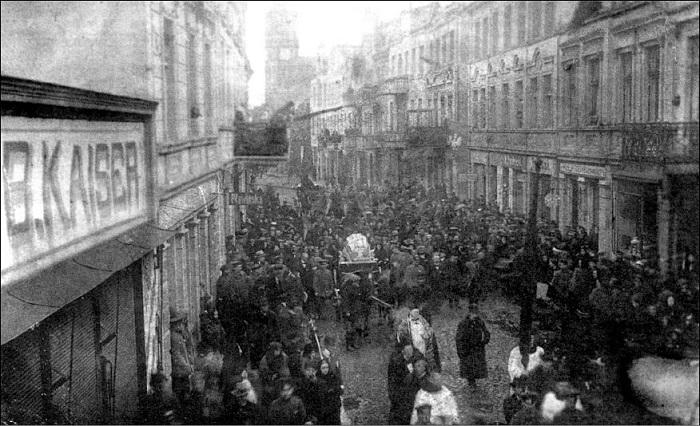 3 stycznia 1919 r. odbył się w Żninie manifestacyjny pogrzeb pierwszego poległego powstańca wielkopolskiego w Żninie Władysława Lewandowskiego fot. „Gniezno i powiat gnieźnieński w Powstaniu Wielkopolskim 1918-1919“, Instytut Zachodni, Poznań 1988