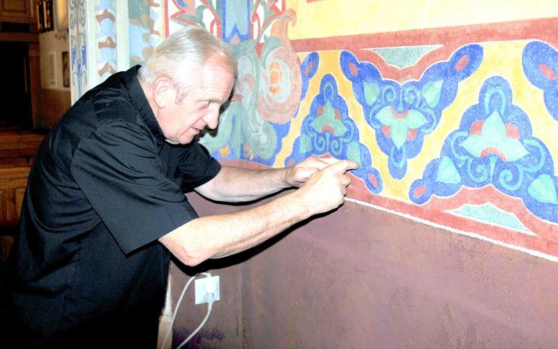 Zdarli lamperię i ukazały się freski