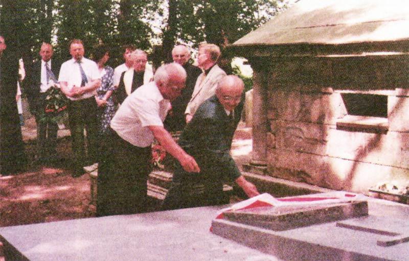 6 czerwca 1998 roku na kcyńskim cmentarzu odsłonięta została płyta poświęcona pamięci uczonego fot. Józef Marosz