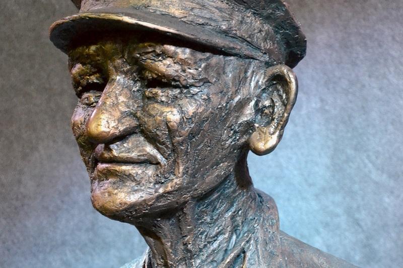 Leon Lichociński, pracownik kolejki wąskotorowej od 1938 roku, później przewodnik w weneckim muzeum. Rzeźba wykonana przez Mariannę Lisiecką. fot. Magdalena Kruszka