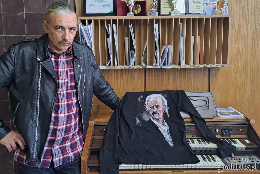 Łukasz Małachowski prezentuje okolicznościową koszulkę z nadrukiem portretu Ignacego Jana Paderewskiego pędzla Tadeusza Małachowskiego fot. Karol Gapiński