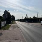 Po prawej stronie przyszkolny parking, wąski chodnik i bardzo blisko pas jezdni....