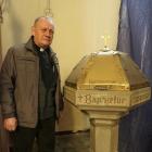 Ks. Tadeusz Brończyk przy chrzcielnicy w kościele pw. św. Jana Chrzciciela w Kołdrąbiu....