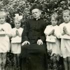 Ksiądz Hoppe z dziećmi, fot. z arch. biskupa rzymskokatolickiego diecezji...