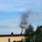 Lato, upał, śmierdzący dym o zapachu plastiku rozsnuwa się na całej ulicy. fot. Ewa Hałas