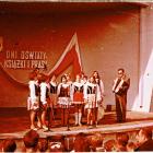 Występ chóru pod kierunkiem Gabriela Leśniewskiego w żnińskim amfiteatrze w 1969 r., Na...