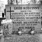 Symboliczny grób kmdr. por. Tadeusza Bramińskiego na Cmentarzu Witomińskim w Gdyni fot....